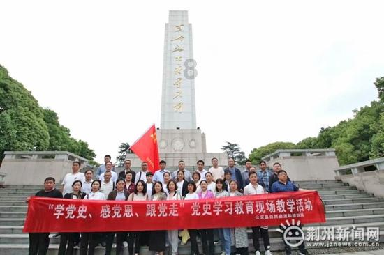 何炅对李湘和谢娜的态度为什么不一样？